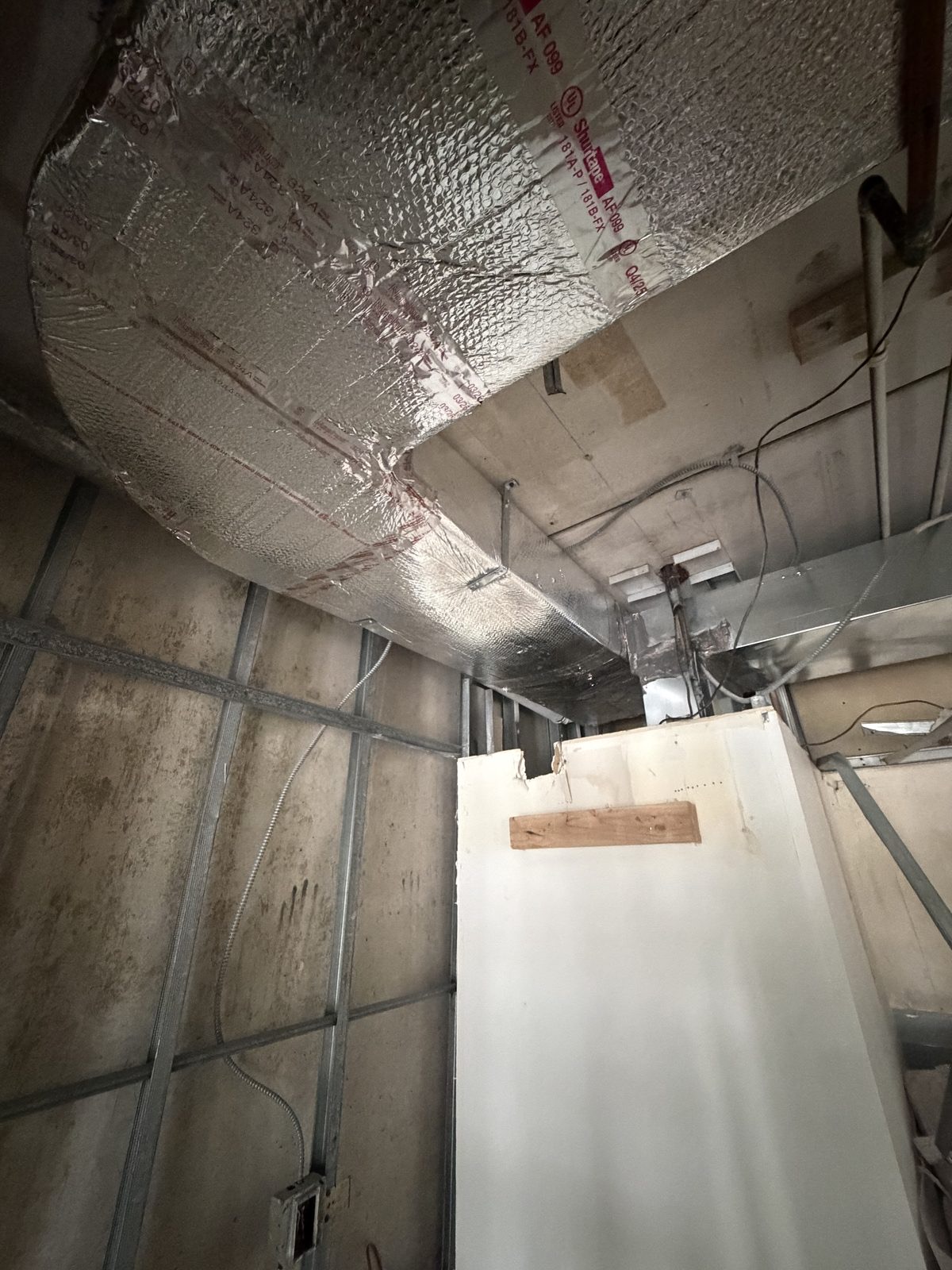 Insulated duct trunk line installed at a new construction project